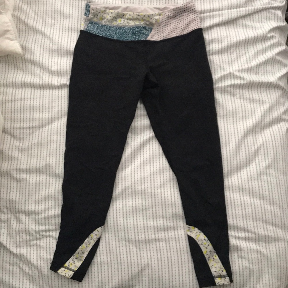 Lululemon Pace size 4 Rival Crop 22 black floral